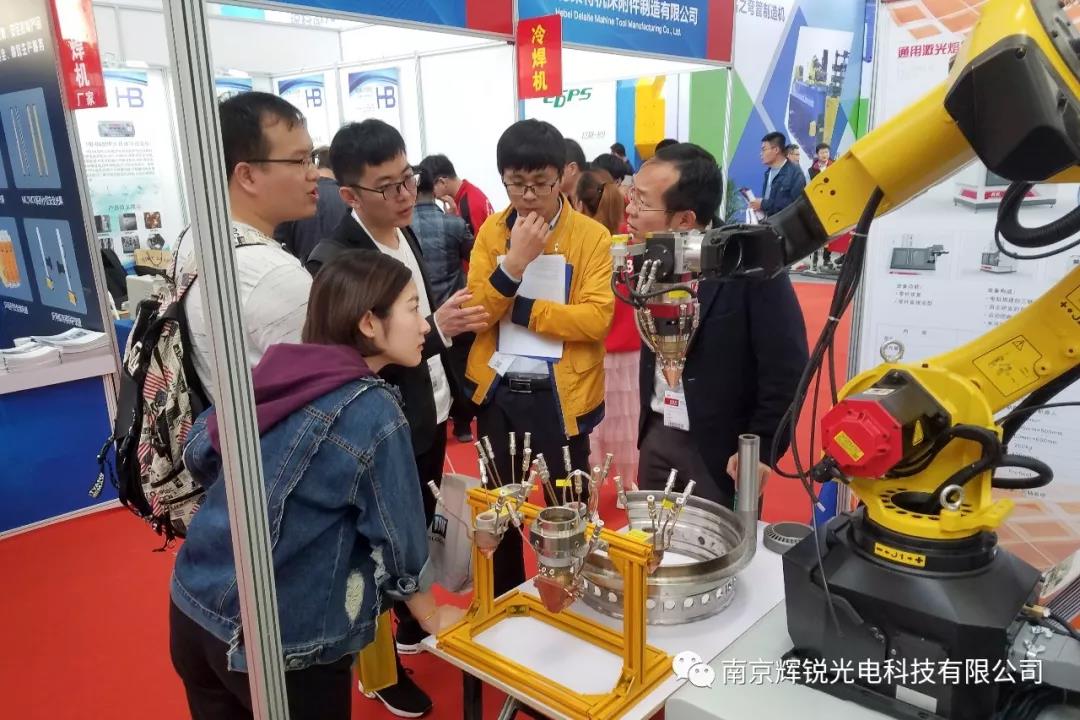   重点词汇 19/5000 传统翻译模型 通用场景 "Dialogue with the World" - HUIRUI at China International Machine Tool Show